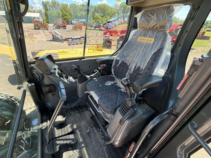 2019-new-holland-e60c-image-26