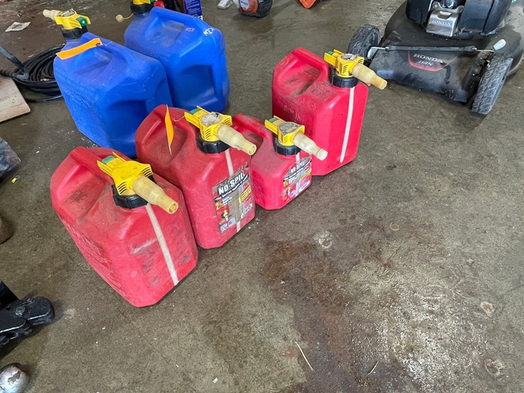 #7928-•-(4)-no-spill-plastic-gas-cans-image-1