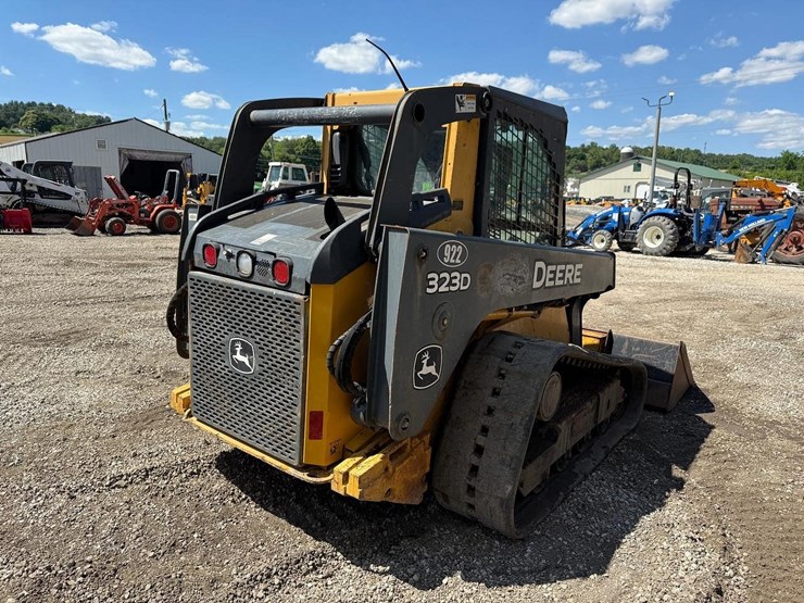deere-323d-image-4