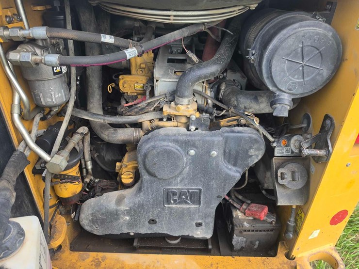 2021-caterpillar-299d3-image-10