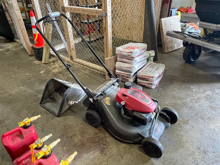 #7927-•-honda-hrn-216-self-propelled-lawn-mower-image-1