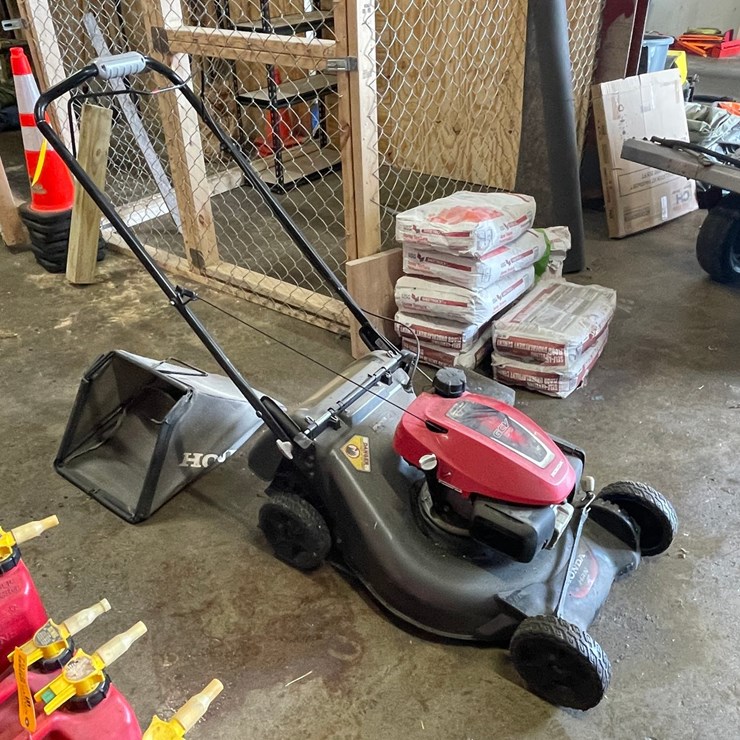 #7927 • Honda HRN 216 Self Propelled Lawn Mower