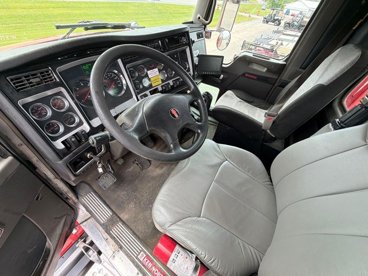 2013-kenworth-t880-image-21