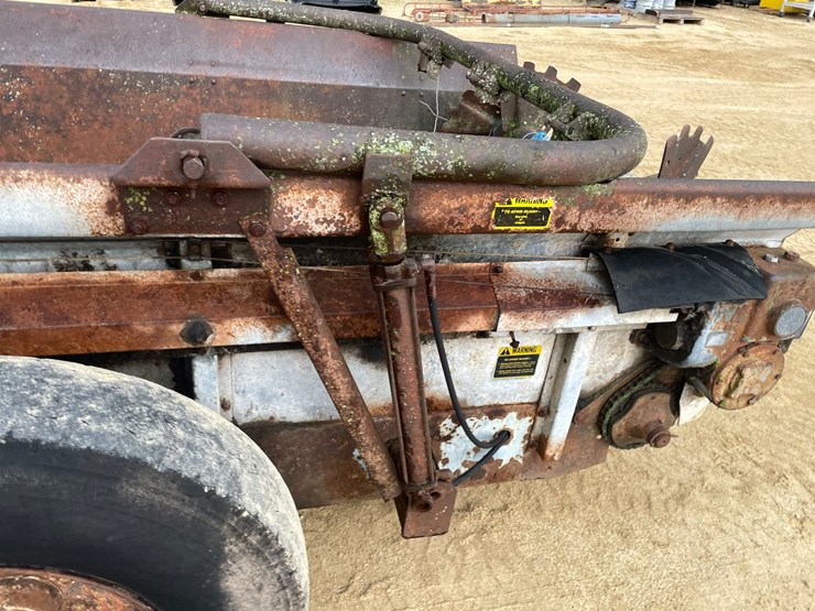 #403-•-new-idea-manure-spreader-image-13