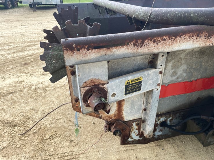 #403-•-new-idea-manure-spreader-image-18