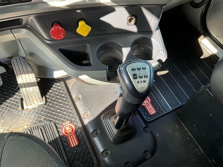 2021-kenworth-t880-image-19