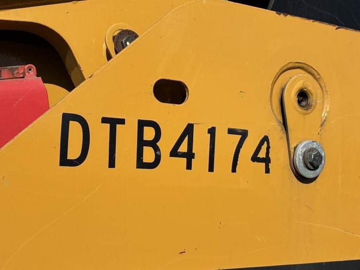 2015-caterpillar-262d-image-36