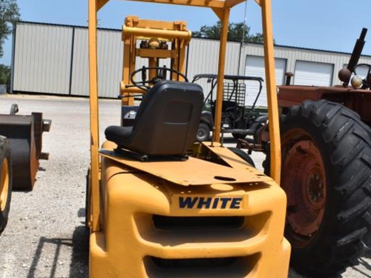 white-forklift-(not-running)-(serial-#-not-found)-(showing-appx-1,745-hours-image-8