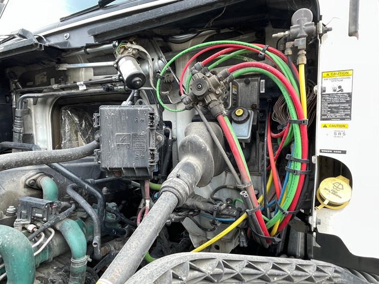 2011-volvo-10-image-24