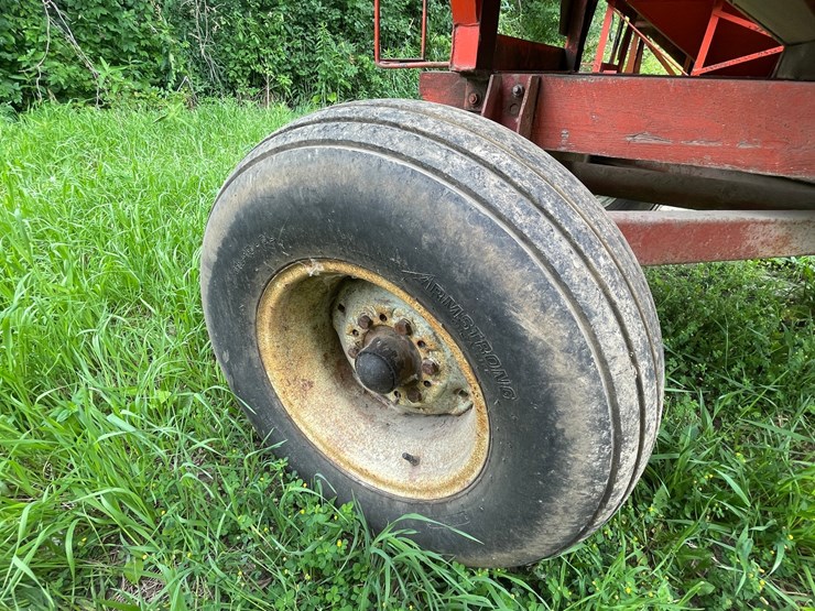 #8312-•-forage-king-73-10-feed-wagon-gravity-box-image-11
