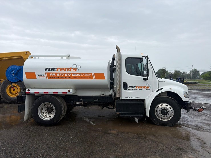 2015-freightliner-m2-106-image-4