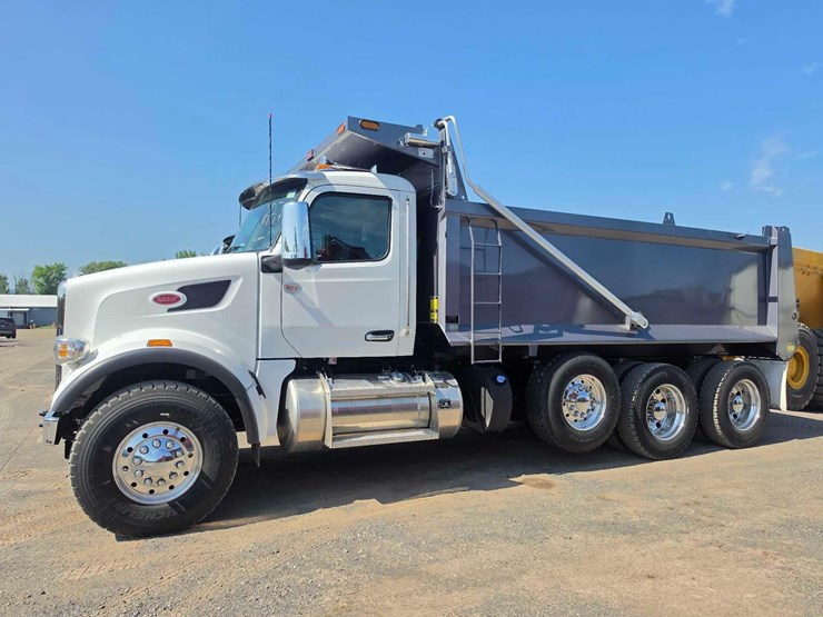 2025-peterbilt-567-image-1
