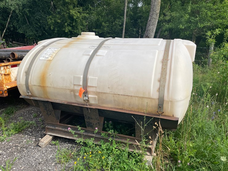 #8340-•-snyder-poly-tank-on-steel-frame-image-1