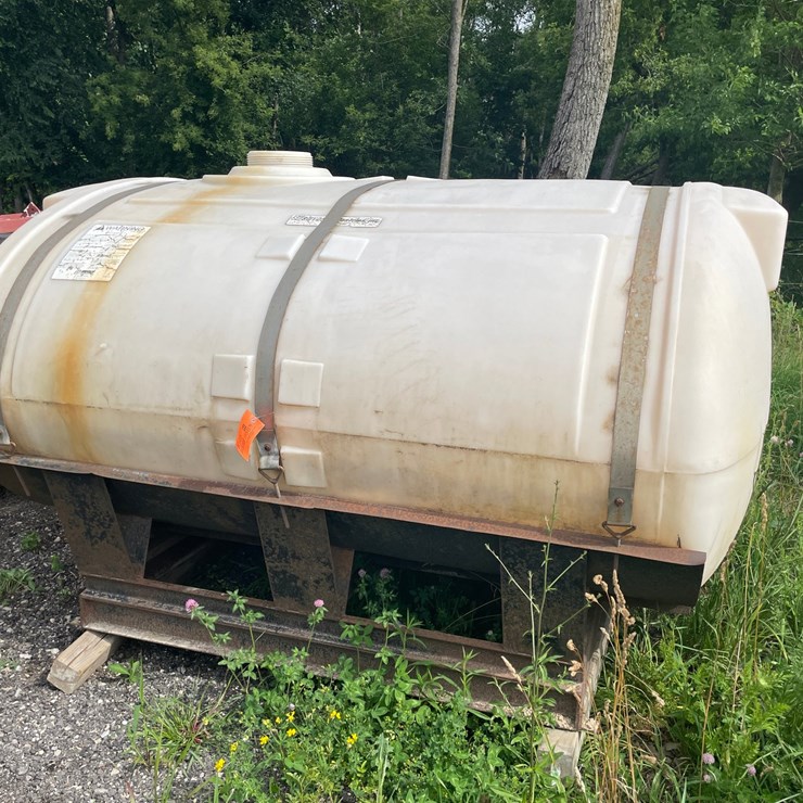 #8340 • Snyder Poly Tank on Steel Frame