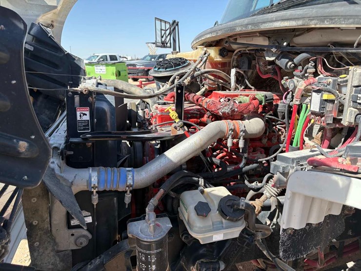 2012-freightliner-m2-106-image-9