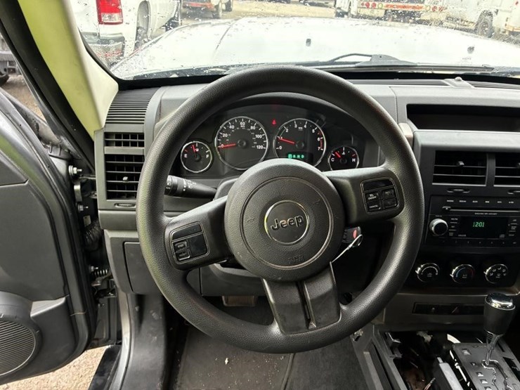 2012-jeep-liberty-sport-image-16