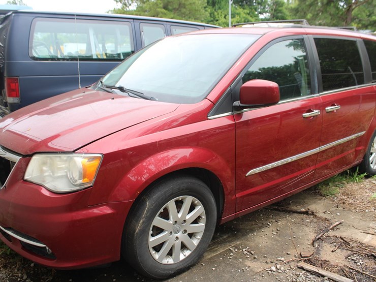 2015-chrysler-town-&-country-image-3