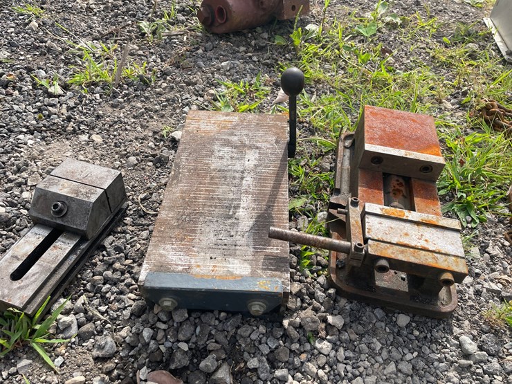 #8335-•-cm-chain-hoist-and-(2)-bench-vices-image-7