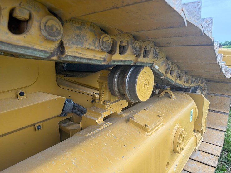 2026-caterpillar-d6-image-15