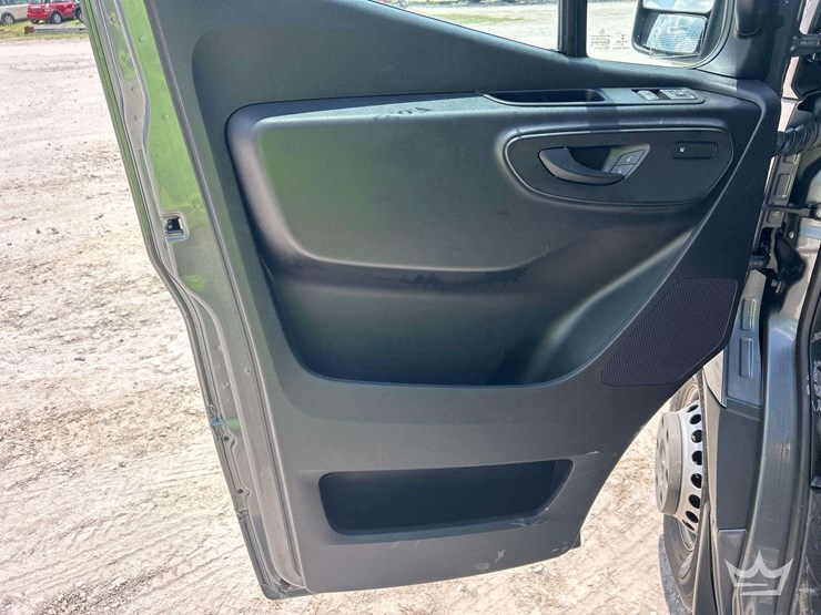2010-ford-cargo-image-14