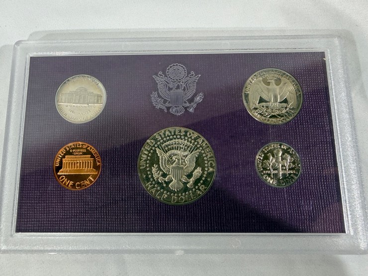 #40044-•-(10)-u.s.-mint-coinsets-from-1980's-image-31