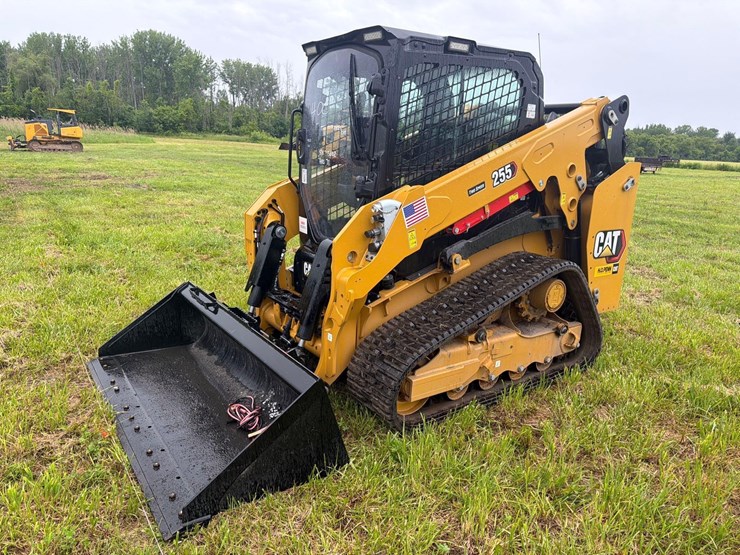 2025-caterpillar-255-image-3
