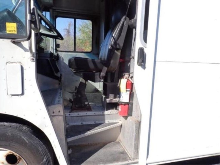 2008-freightliner-mt55-image-11