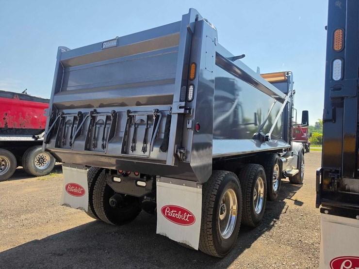 2025-peterbilt-567-image-4