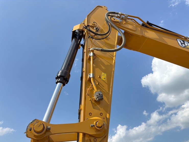 2023-caterpillar-340-image-23