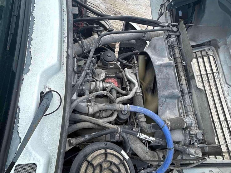2009-freightliner-m2-106-image-7