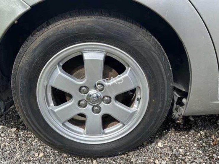 #5-•-2005-toyota-prius-image-16