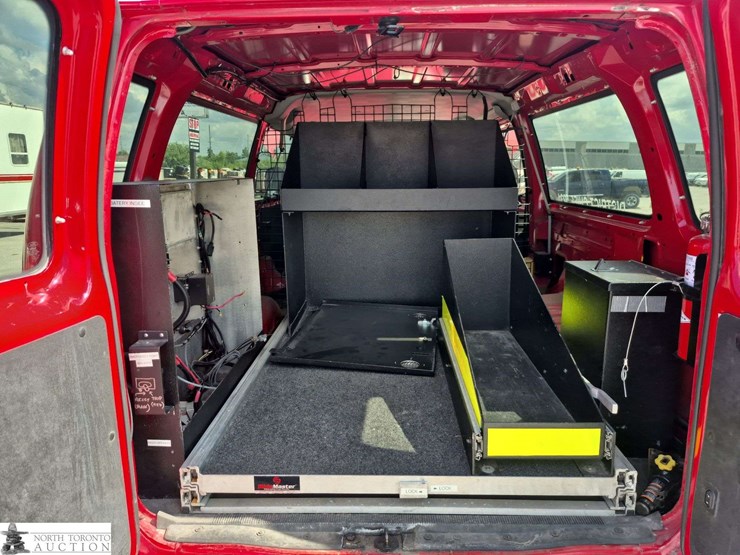 2012-ford-cargo-image-34