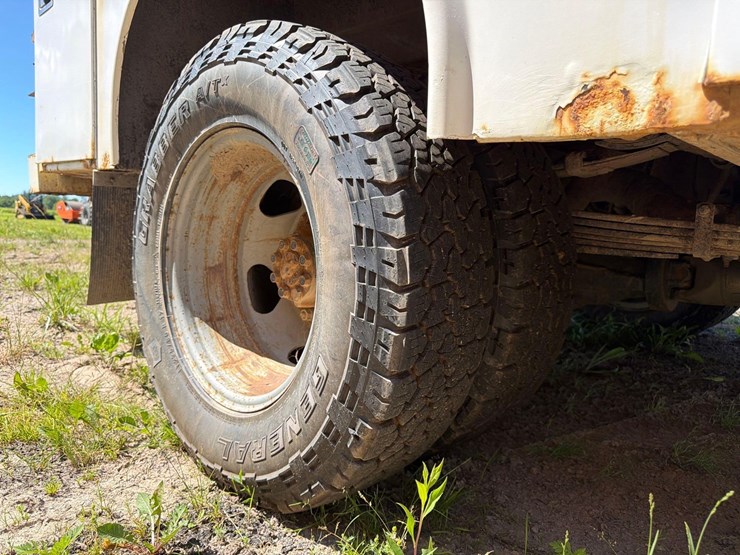 2016-chevrolet-3500-image-16