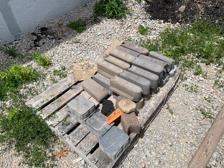 #4883-•-pallet-of-landscape-edgers-image-1