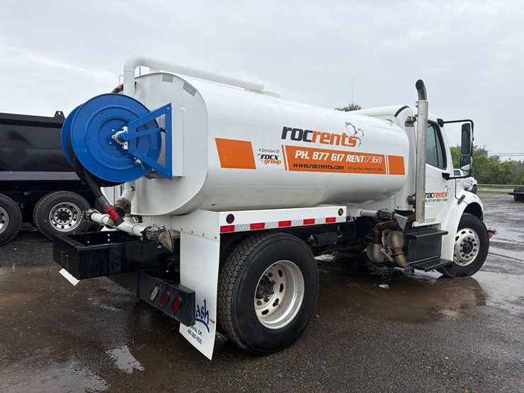 2015-freightliner-m2-106-image-5