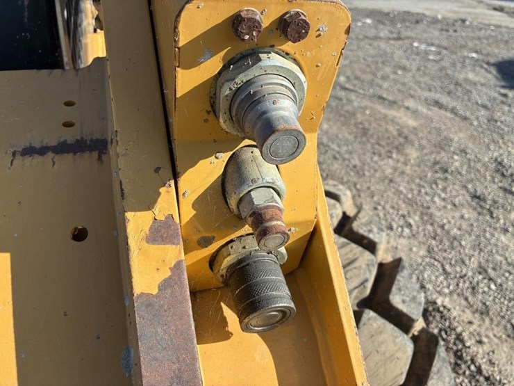2015-caterpillar-262d-image-11