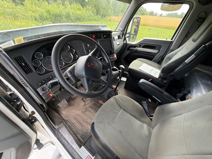 2021-kenworth-t880-image-16