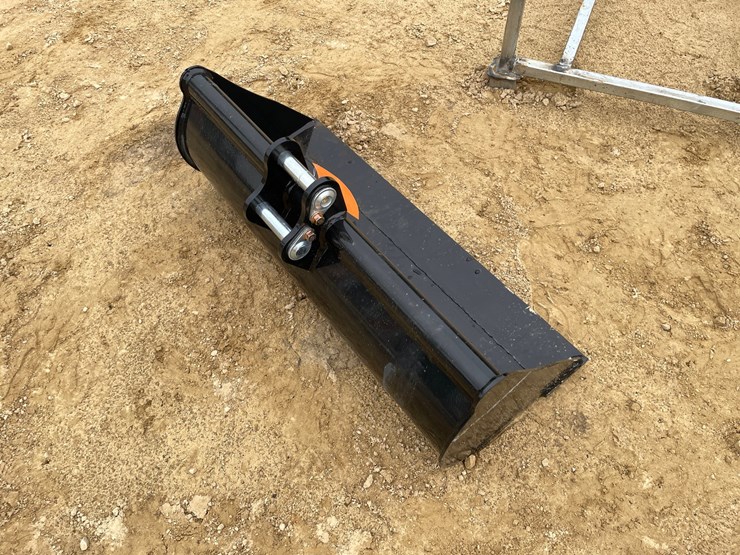 #2060-•-new-mini-32"-bucket-attachment-image-3