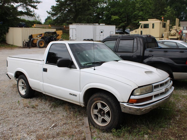 2000-chevrolet-s10-image-1