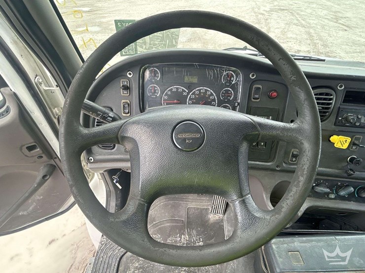 2009-freightliner-m2-106-image-22