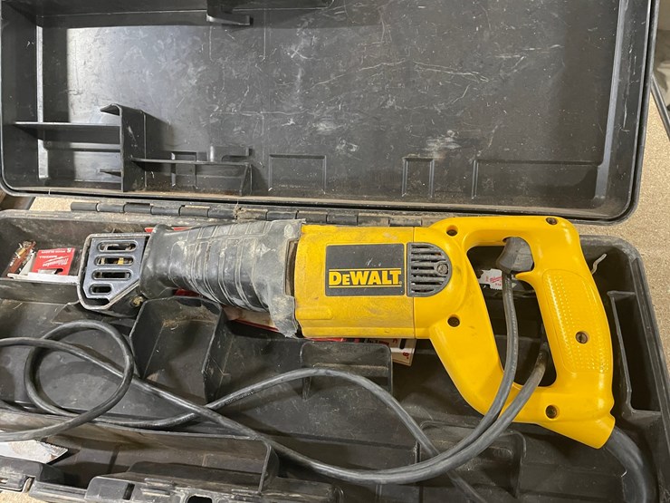 #8758-•-dewalt-corded-reciprocating-saw-image-2