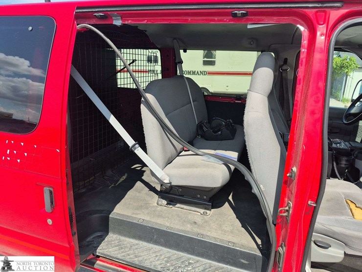 2012-ford-cargo-image-27