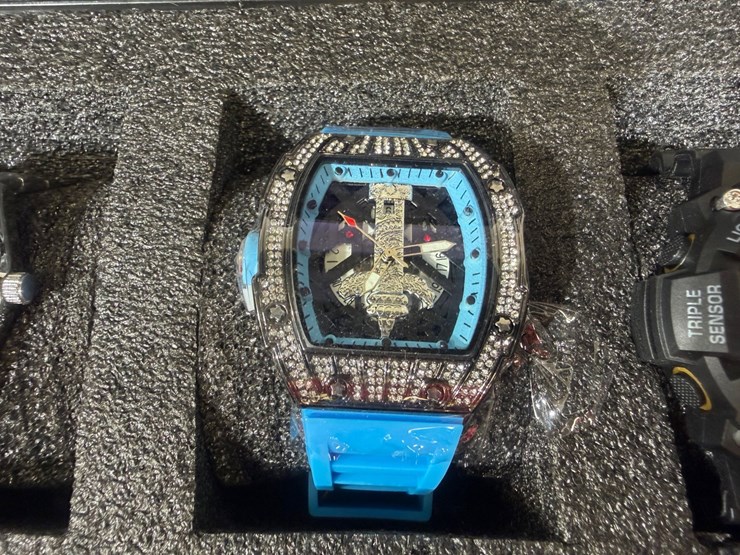 #84579-•-box-of-invicta-watches-image-10