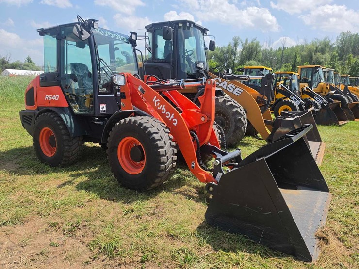 2026-kubota-r640-image-3