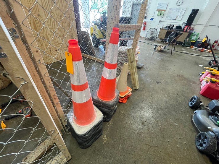 #7941-•-(21)-hi-vis-traffic-cones-image-3