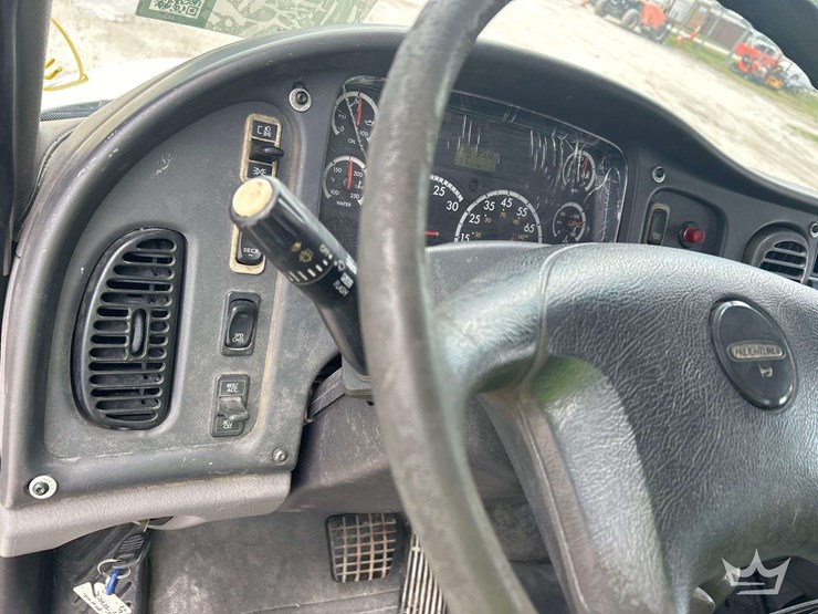 2009-freightliner-m2-106-image-24
