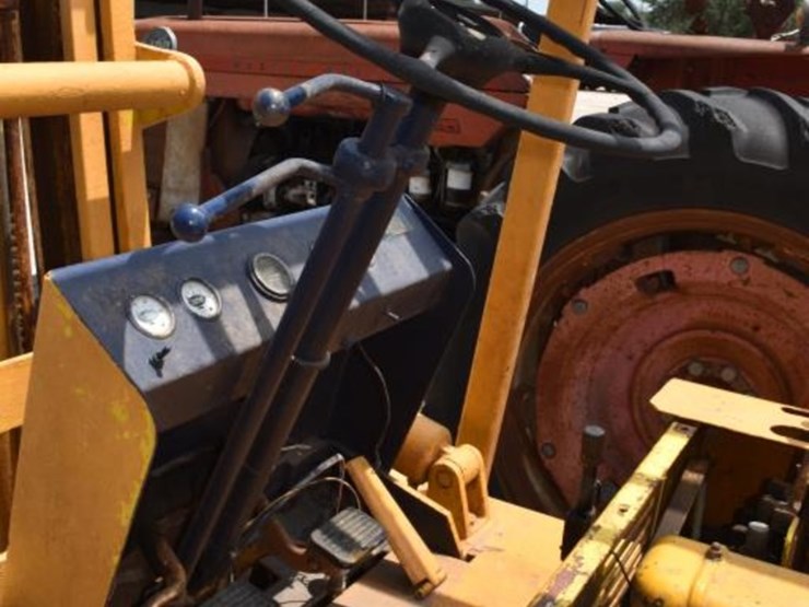 white-forklift-(not-running)-(serial-#-not-found)-(showing-appx-1,745-hours-image-11