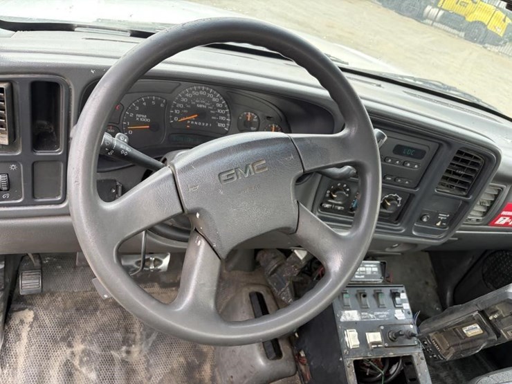 2007-gmc-3500hd-image-14