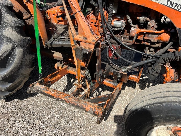 new-holland-tn70a-image-17