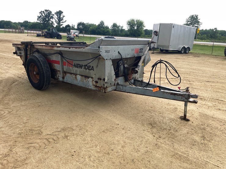 #403-•-new-idea-manure-spreader-image-3